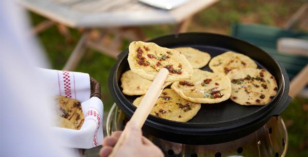 Petromax Dutch Oven (6qt) with a plane bottom surface